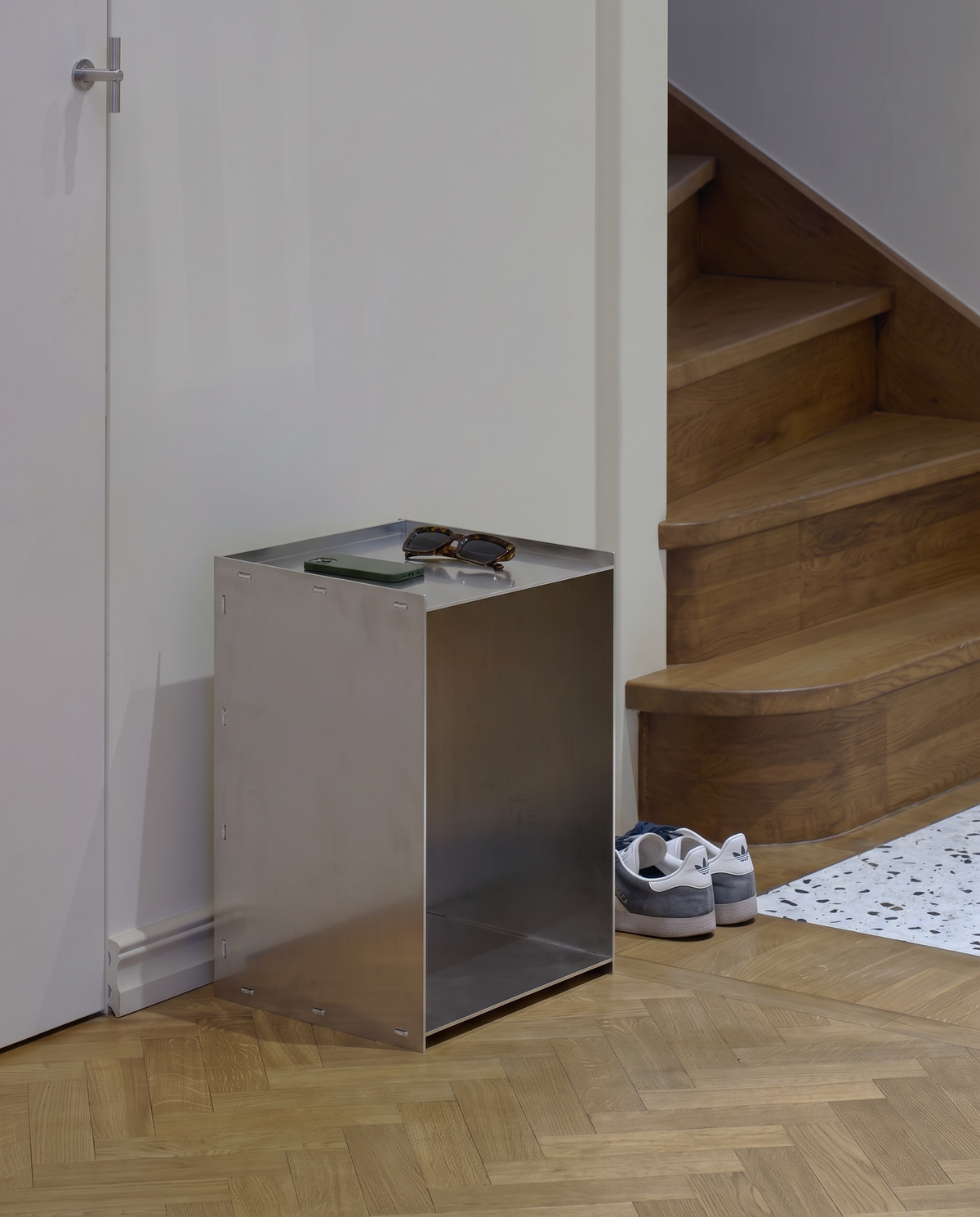 SteelHaus Mono Box Table, aluminium – angled view